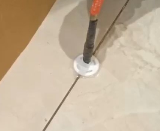 明溪瓷砖空鼓维修公司专业解答瓷砖在铺贴过程中，如果没有涂抹均匀到位的粘结材料（如水泥砂浆或瓷砖胶），可能会导致以下问题