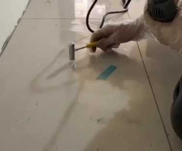 明溪瓷砖开裂维修公司专业分享瓷砖在铺贴前如果没有沥干水分，将会导致以下问题